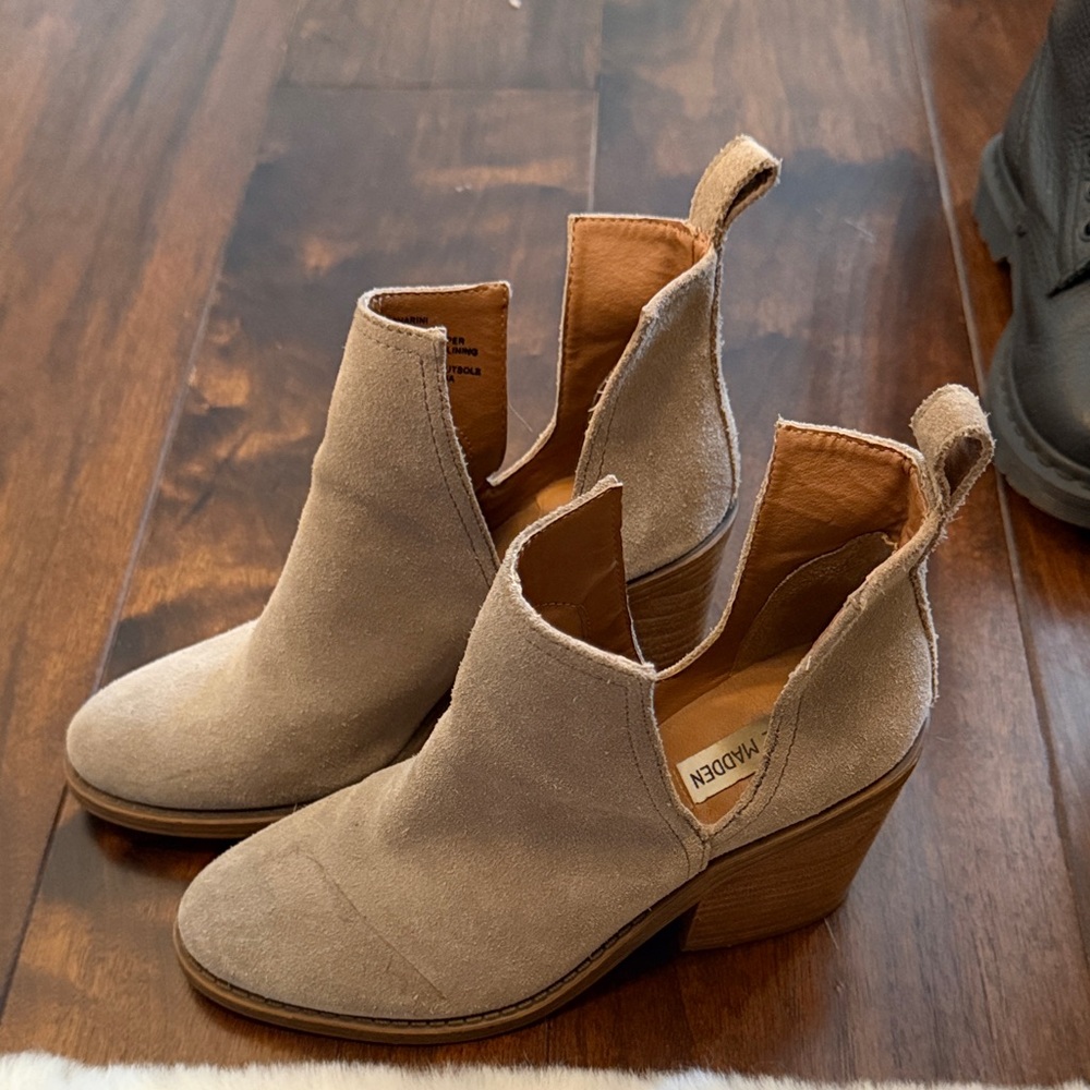Steve Madden tan booties